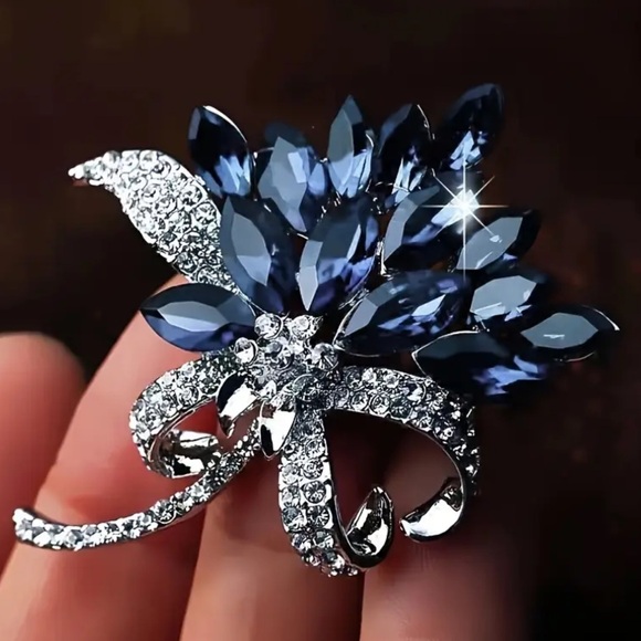 NWOT - Vintage Inspired Floral Brooch - Picture 5 of 9